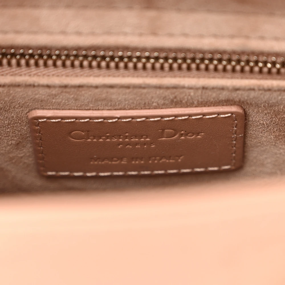 Where to Buy Superfake Handbags You’ll Love1:1High-quality replica