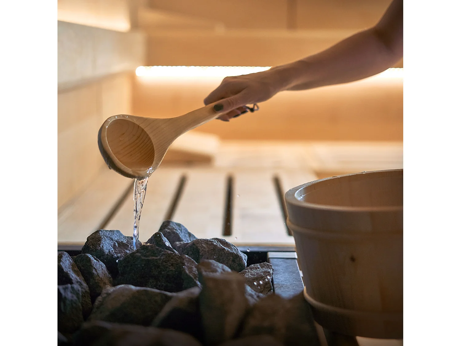 Lot 4 accessoires pour sauna en bois seau 4,5 L doté d'un insert plastique louche assortie thermo hygromètre et sablier 15 minutes équipement durable