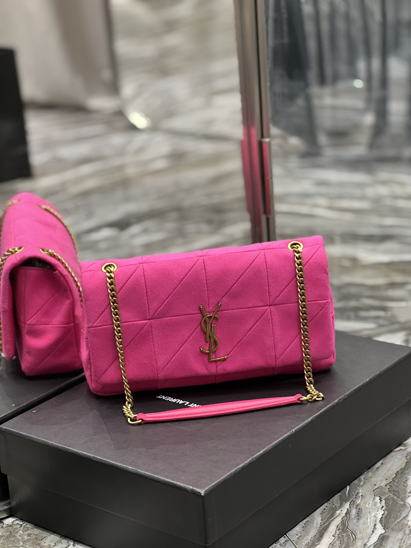 JAMIE MEDIUM CHAIN BAG “CARRÉ RIVE GAUCHE” IN LAMBSKIN AND SUEDE1:1High-quality replica