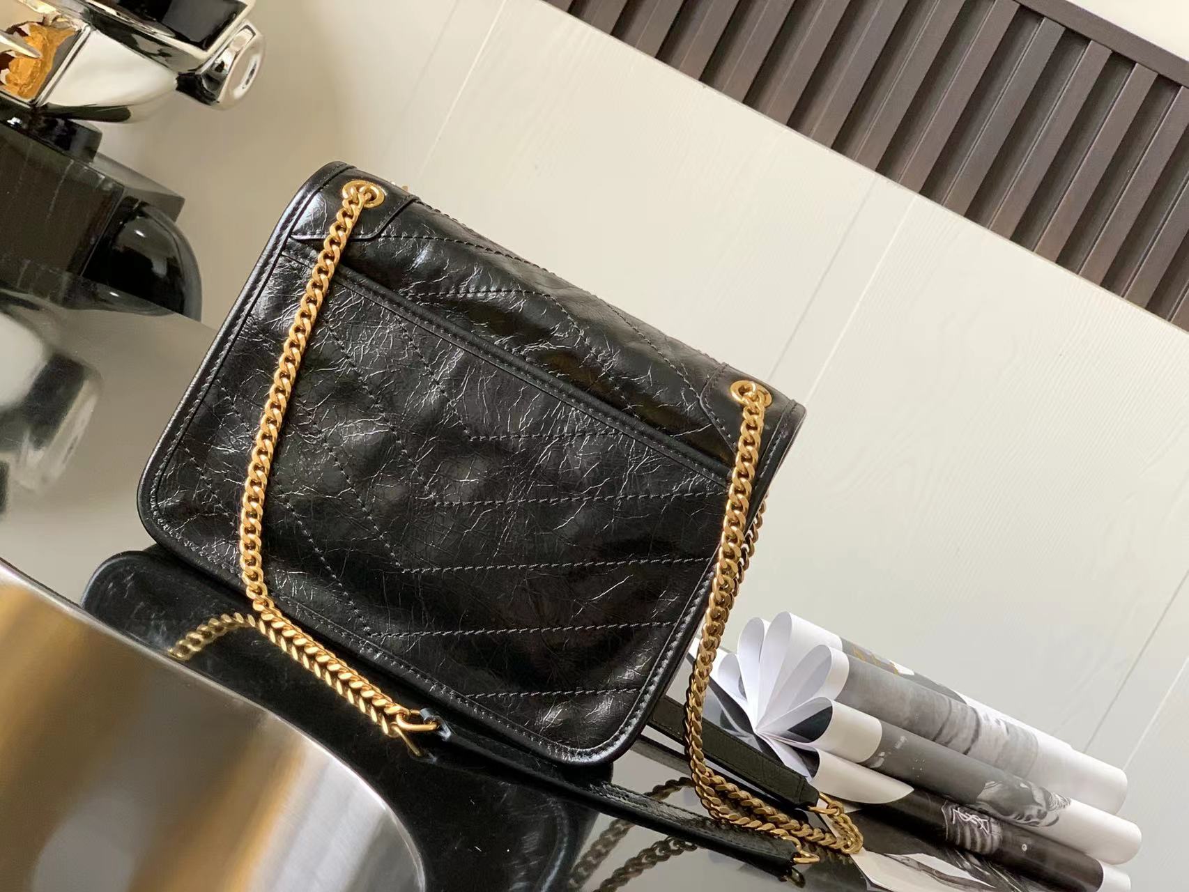 NIKI MEDIUM CHAIN BAG IN CRINKLED VINTAGE LEATHER1:1High-quality replica