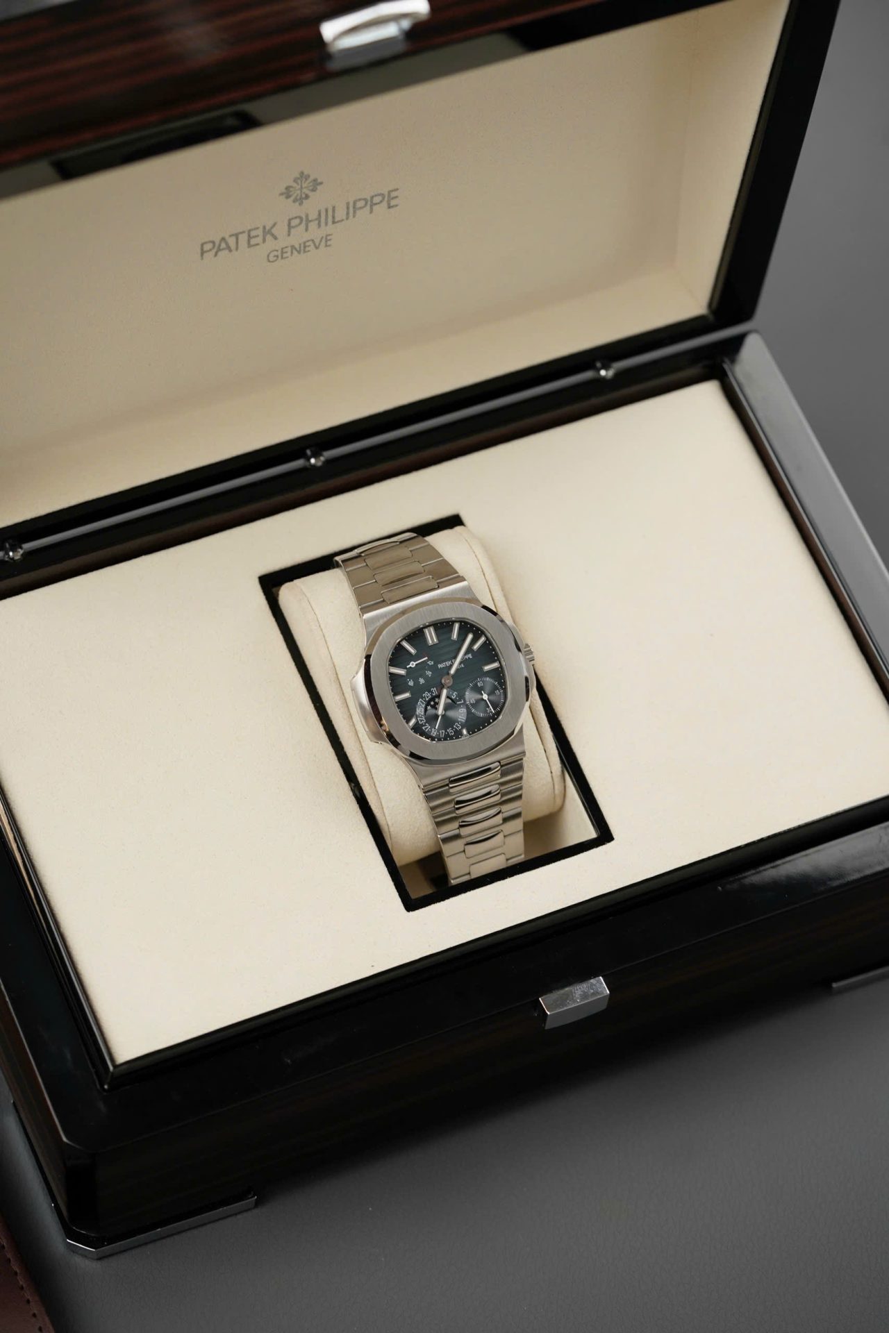 Patek Philippe Best Replica Watches Nautilus 5712 Custom Authentic Details 40mm - Top club