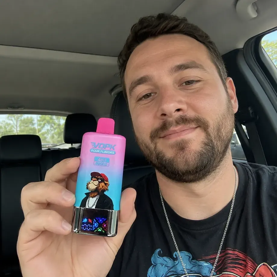 Klient VAPESEL PL – VOPK FOUR FLAVORS 4w1 8000 puffs w kolorze rose gold, ekran LCD, zdjęcie w samochodzie