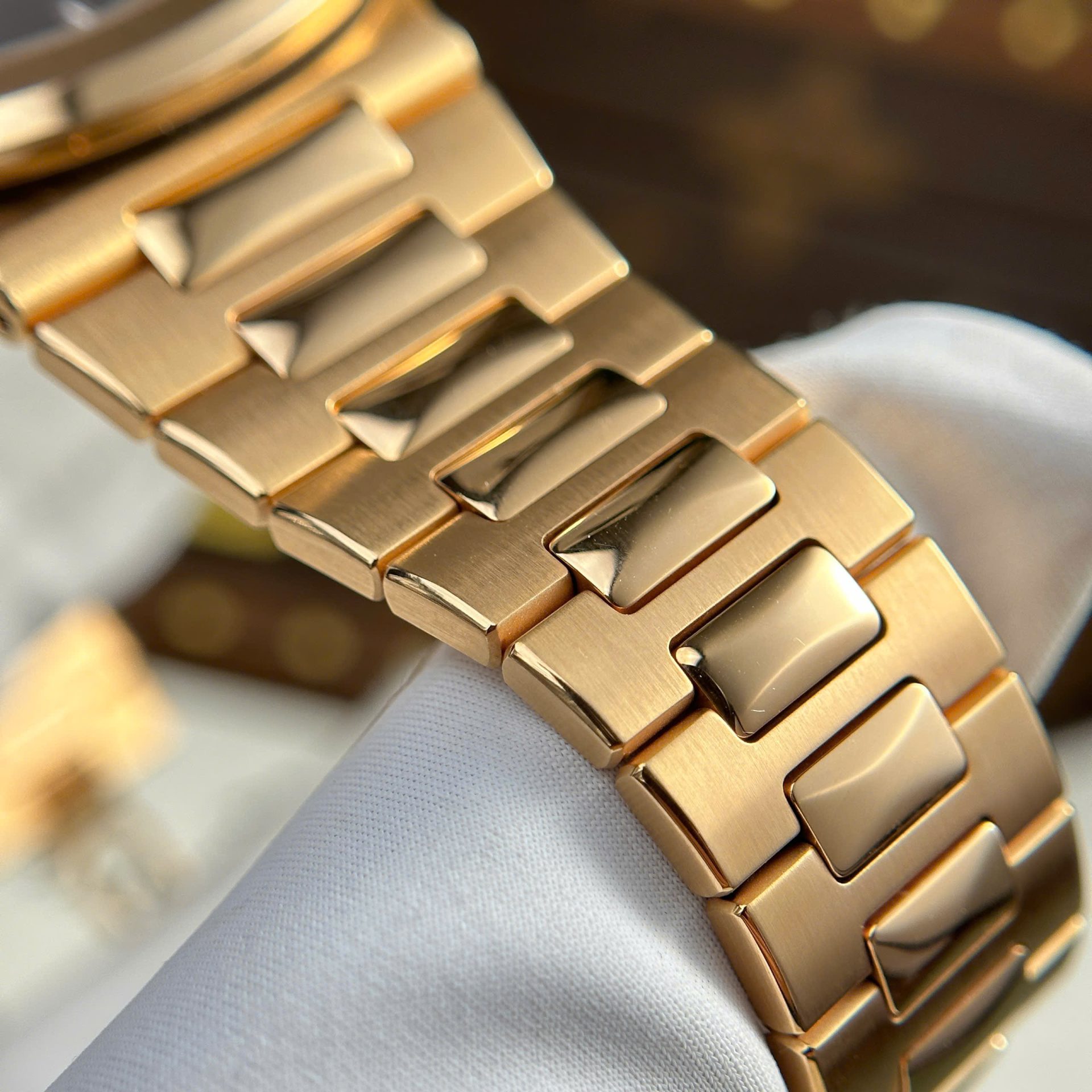 Patek Philippe Nautilus 5711 Refined Max Option 18K Gold Wrapped Chocolate Dial 40mm - Top club