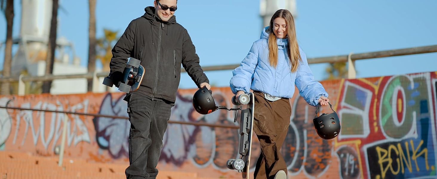 Mini skateboard électrique avec des amis