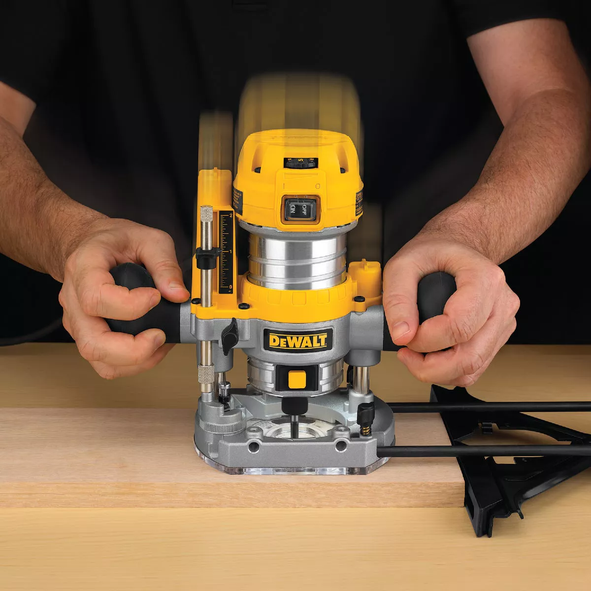 DEWALT 7-Amp 1.25 HP Compact Router Kit with Plunge Base