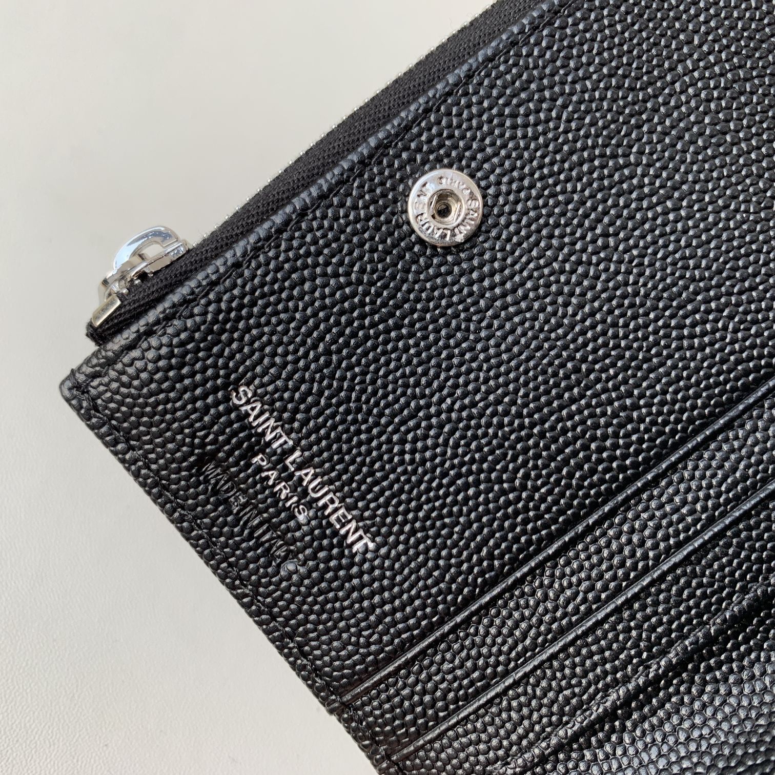 CASSANDRE MATELASSÉ FLAP CARD CASE IN GRAIN DE POUDRE EMBOSSED LEATHER1:1High-quality replica