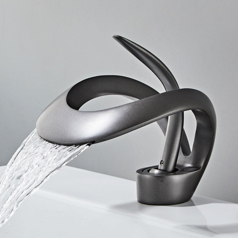 Moderne Geborstelde Gouden Wastafelkraan met Watervaluitloop voor Elegante Badkamer – Duurzaam Messing, Enkel Gat Montage