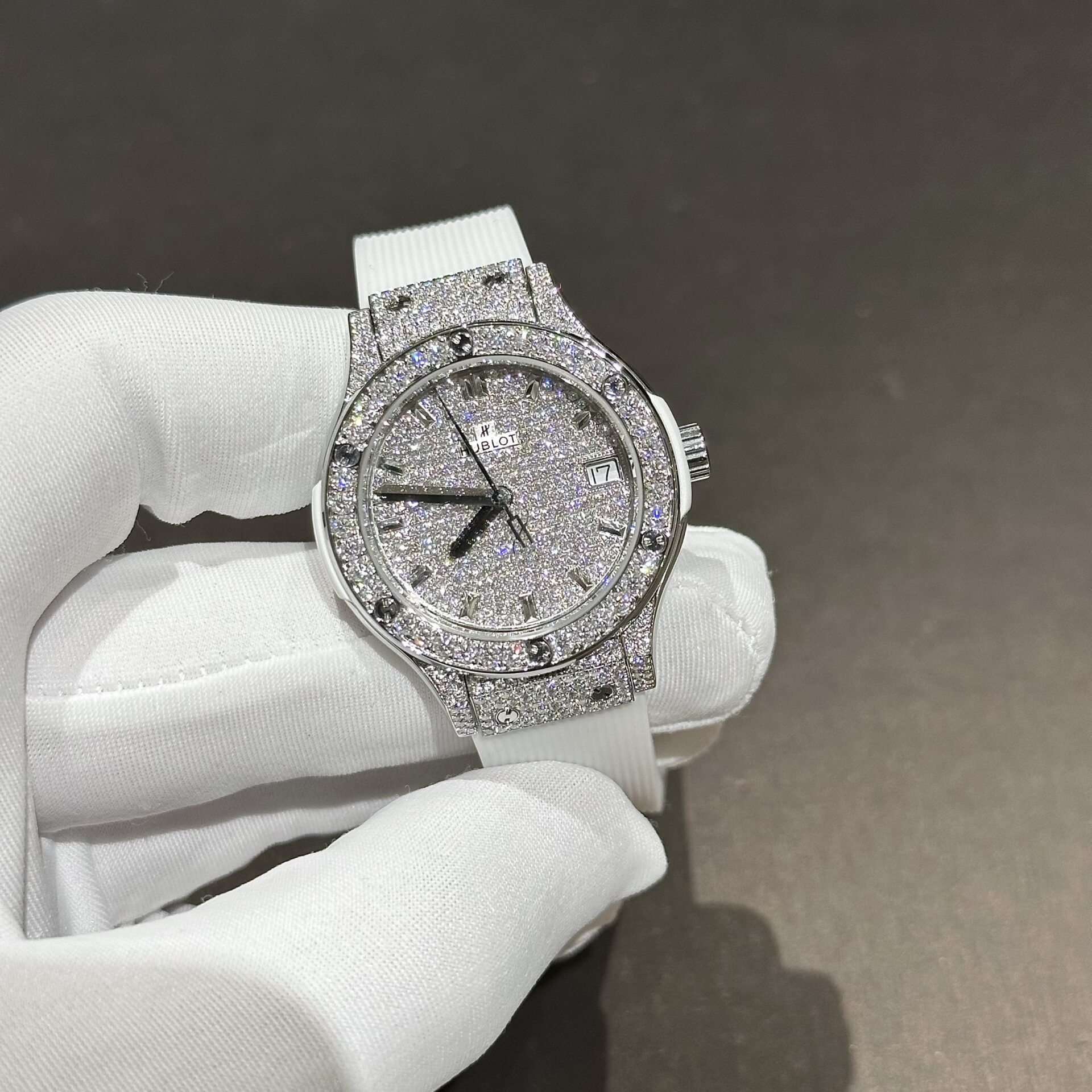 Hublot Classic Fusion Best Replica Watch White Full Moissanite Diamonds 33mm - Top club